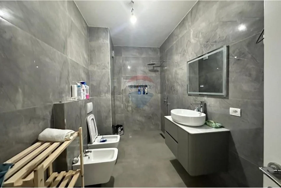 Tirane, jepet me qera apartament 2+1+Ballkon , 112 m² 600 € (Fresku)