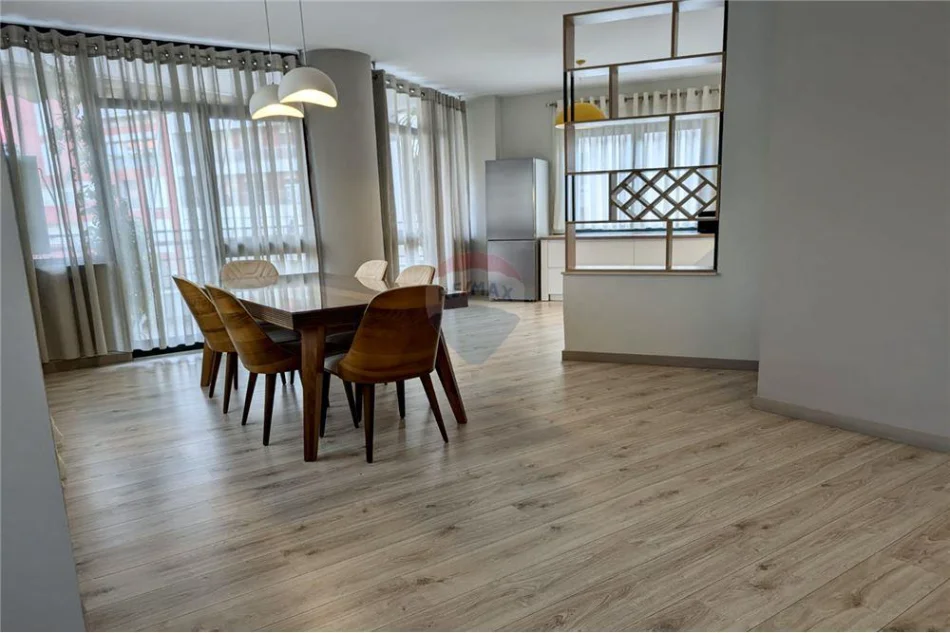 Tirane, jepet me qera apartament 3+1+Aneks+Ballkon Kati 5, 185 m² 2.000 € (Liqeni Artificial)