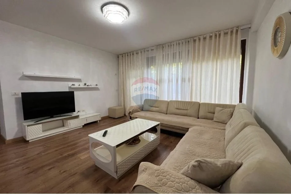 Tirane, jepet me qera apartament 2+1+Ballkon , 750 € 