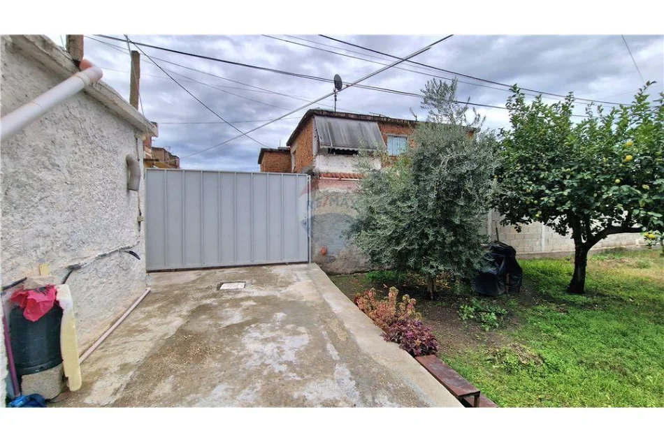 Vlore, shitet shtepi 2+1 Kati 1, 298 m² 115.000 € (Rruga Enver Jaho, Vlore)