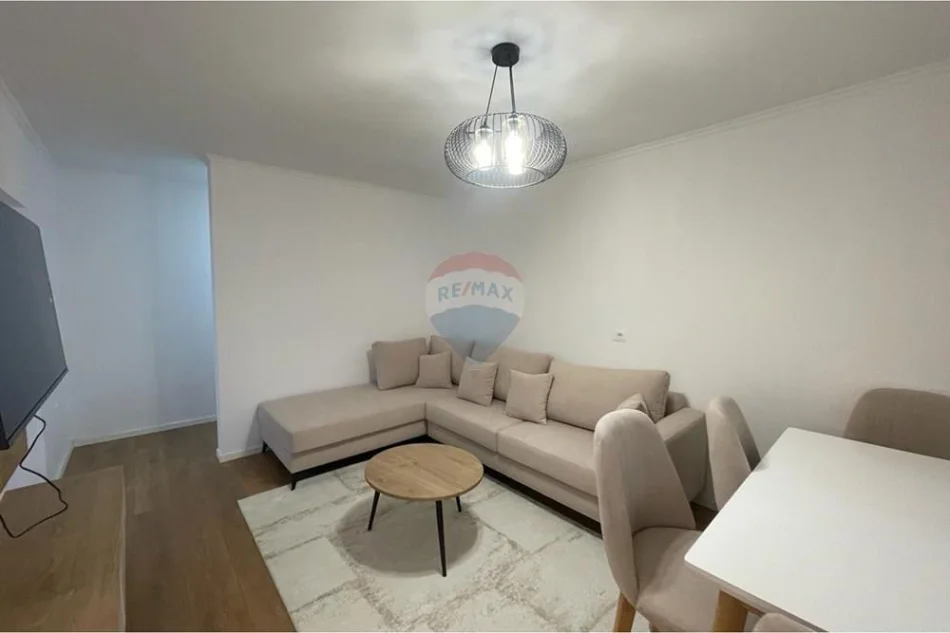 Tirane, jepet me qera apartament 2+1+Ballkon Kati 4, 78 m² 700 € (Ali demi)
