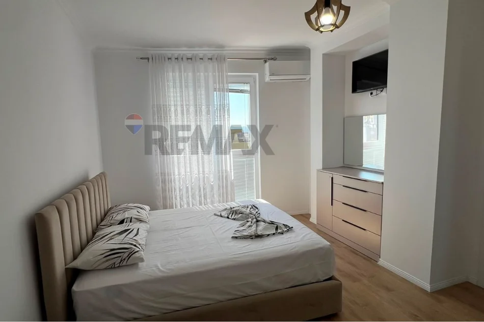 Tirane, jepet me qera apartament 2+1+Ballkon Kati 7, 109 m² 700 € (Shkolla e Bashkuar)