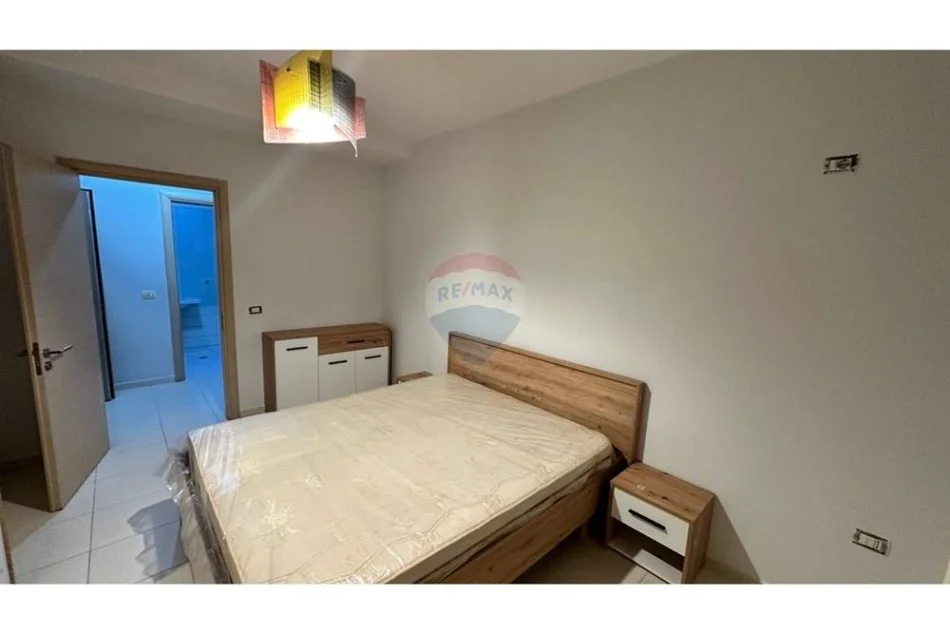 Tirane, jepet me qera apartament 1+1+Ballkon , 70 m² 400 € (Rruga e Thesarit, Fresk)