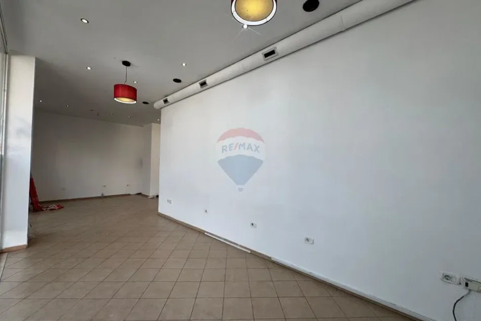 Tirane, jepet me qera dyqan Kati 0, 600 € 