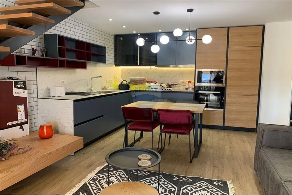 Tirane, jepet me qera apartament duplex Dublex , 95 m² 900 € (Rruga e Elbasanit)