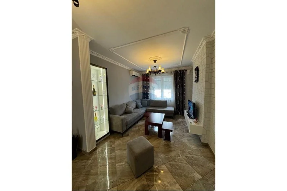 Tirane, jepet me qera apartament 2+1 , 95 m² 950 € (Blloku)