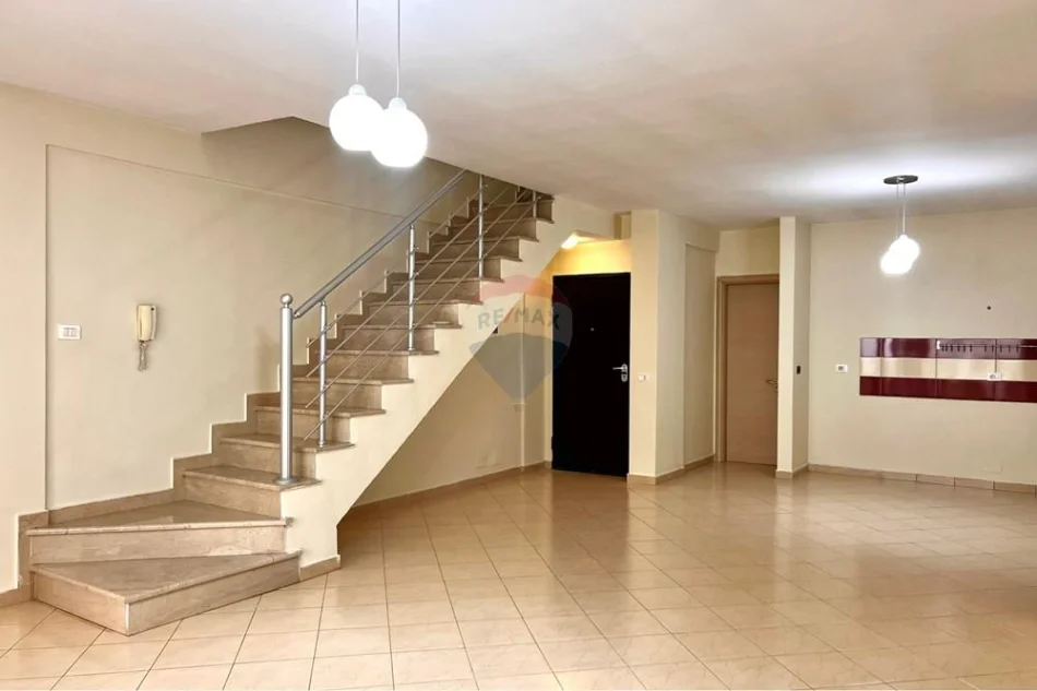 Tirane, shitet apartament duplex Dublex , 160 m² 267.000 € 