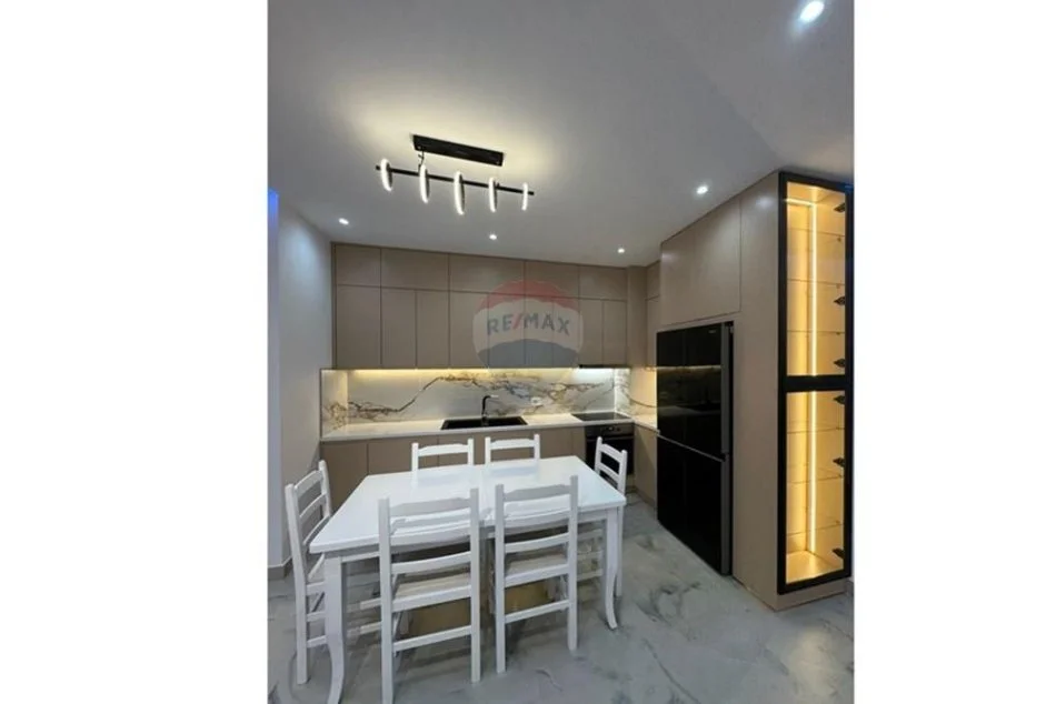 Tirane, jepet me qera apartament 2+1+Ballkon , 120 m² 1.300 € 