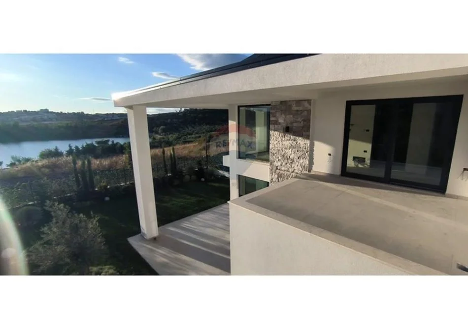 Tirane, shitet 3+1+Ballkon , 210 m² 570.000 € 