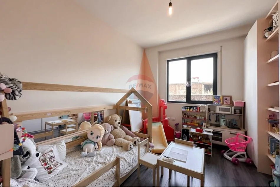 Tirane, shitet apartament 2+1+Ballkon Kati 3, 209.000 € (porcelan)