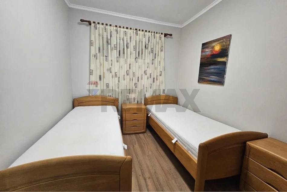 Tirane, jepet me qera apartament 2+1 , 100 m² 800 € (Bllok)