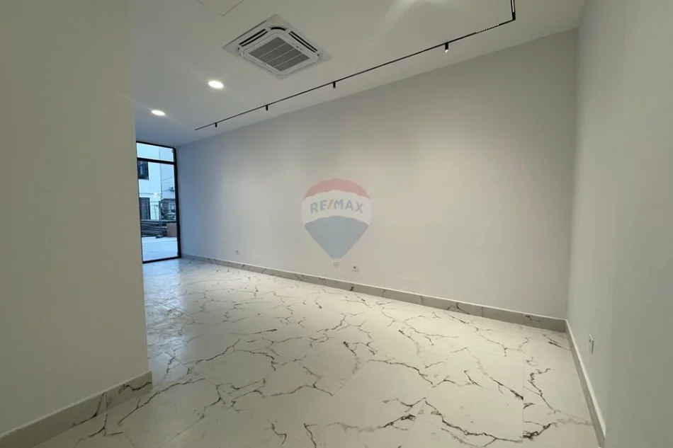 Tirane, jepet me qera ambjent biznesi Kati 0, 38 m² 900 € 