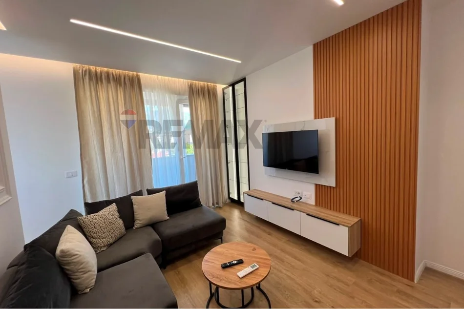 Tirane, jepet me qera apartament 2+1+Ballkon Kati 7, 109 m² 700 € (Shkolla e Bashkuar)