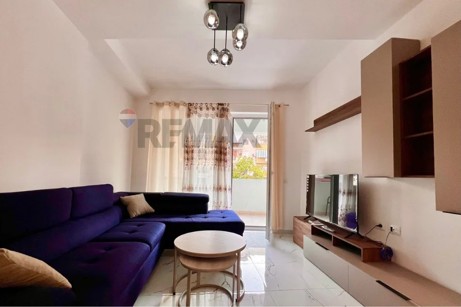 Tirane, jepet me qera apartament 2+1+Ballkon , 107 m² 700 € (Shkolla e Bashkuar, Tiranë)
