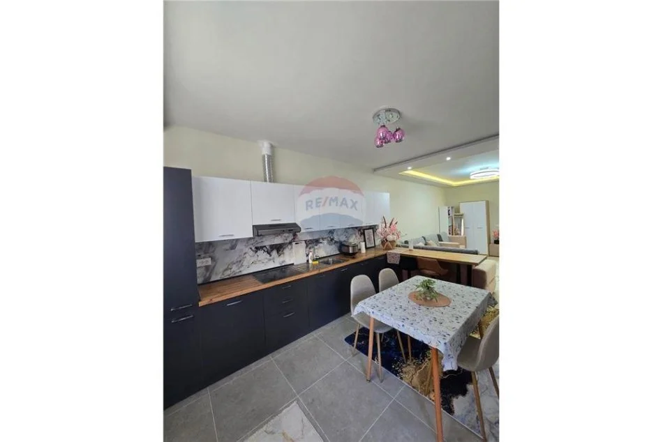 Vlore - Lungomare, jepet me qera apartament 1+1 Kati 2, 70 m² 450 € 