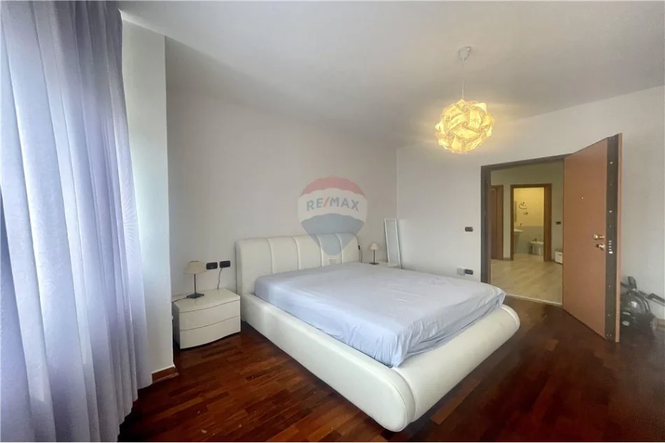 Tirane, jepet me qera apartament 3+1+Aneks+Ballkon Kati 5, 185 m² 2.000 € (Liqeni Artificial)