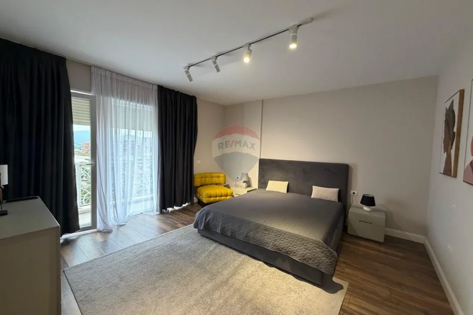 Tirane, jepet me qera Vile 3 Katshe Kati 4, 220 m² 3.000 € (Farke e vogel)