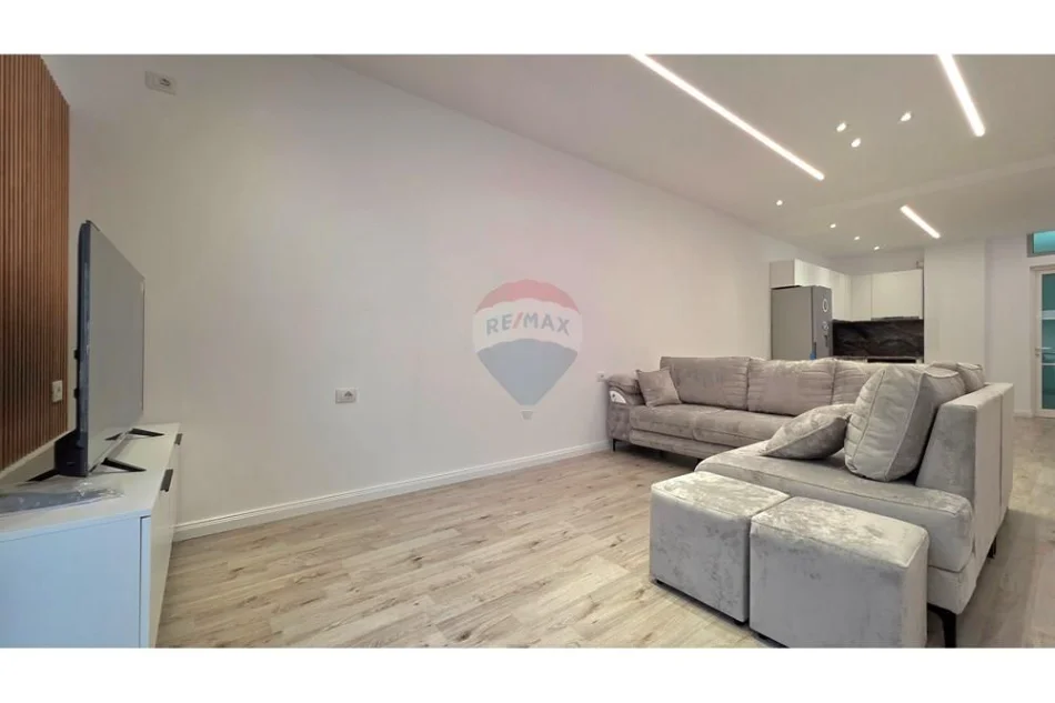 Vlore, shitet apartament 1+1 Kati 9, 78 m² 120.000 € (Rruga Dush Strati, pranë Zjarrfikëses)
