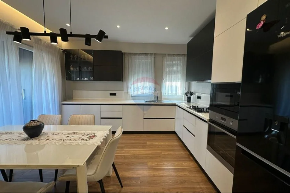 Tirane, jepet me qera apartament 3+1+Aneks+Ballkon , 120 m² 740 € (Rruga 5 Maji)