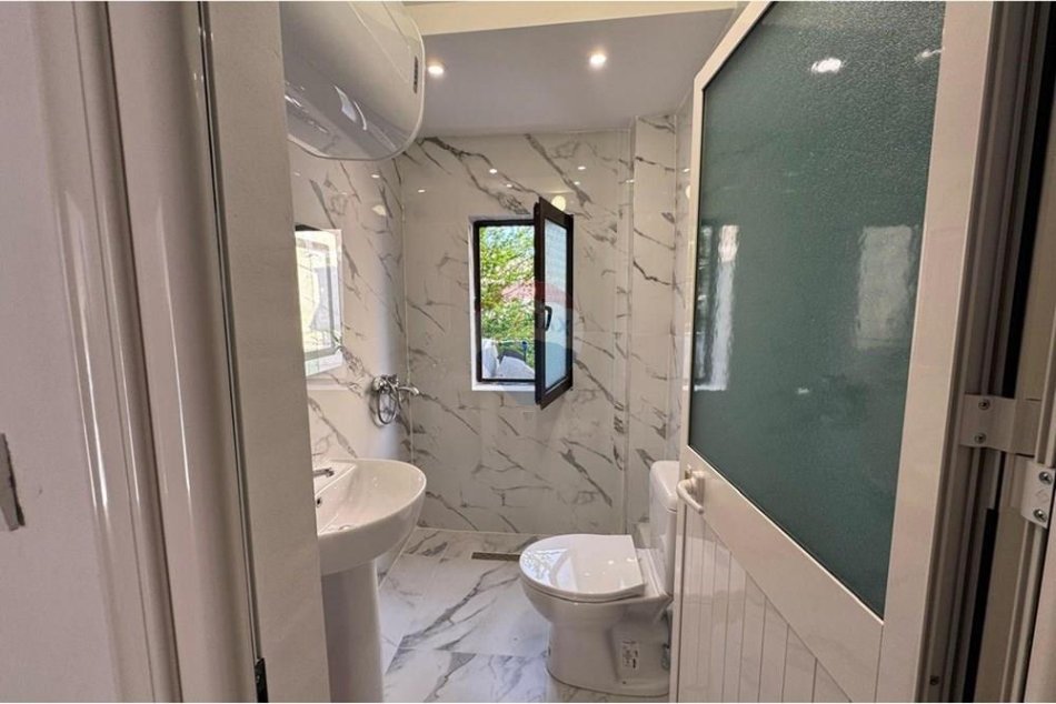 Tirane, shitet apartament 1+1 Kati 2, 56 m² 75.000 € (Kombinat)