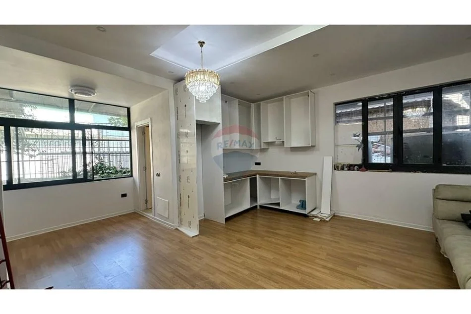 Tirane, jepet me qera apartament 1+1 , 66 m² 700 € (9 Katshet)
