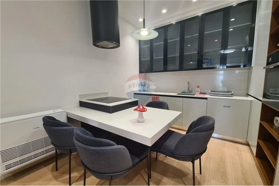 Tirane, jepet me qera apartament 1+1+Ballkon , 77 m² 1.000 € 