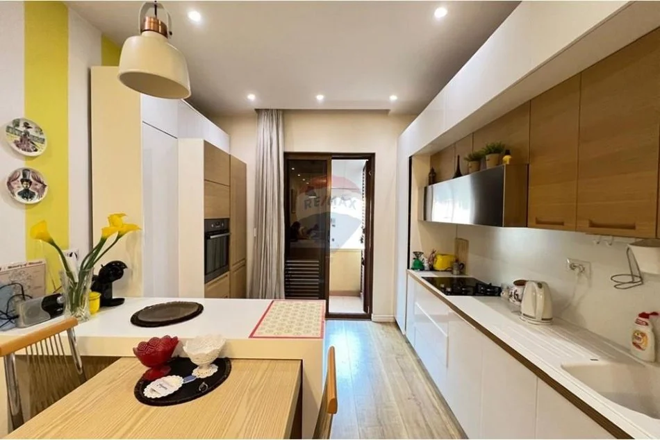 Tirane, jepet me qera apartament 2+1+Ballkon , 100 m² 700 € 