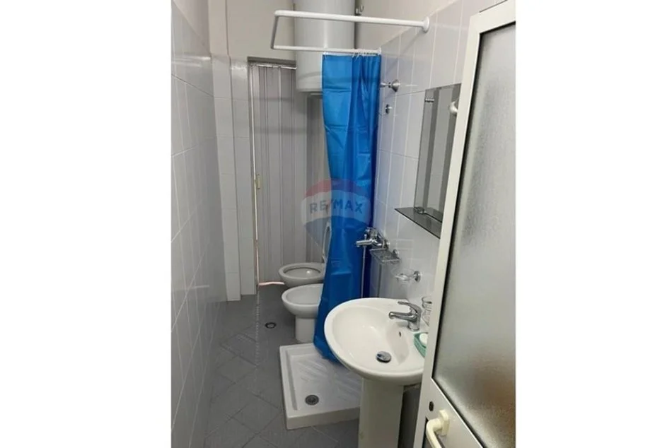 Tirane, jepet me qera apartament 1+1 , 55 m² 520 € 