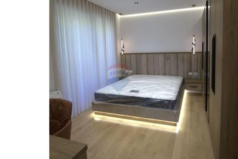 Tirane, jepet me qera Vile 5+1+Aneks+Ballkon Kati 2, 750 m² 3.000 € 