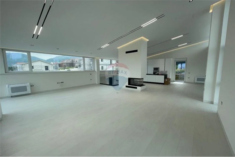 Tirane, jepet me qera Vile 4+1+Ballkon , 680 m² 5.000 € 
