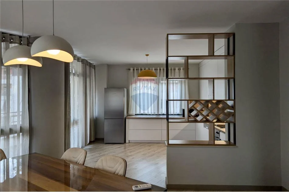 Tirane, jepet me qera apartament 3+1+Aneks+Ballkon Kati 5, 185 m² 2.000 € (Liqeni Artificial)