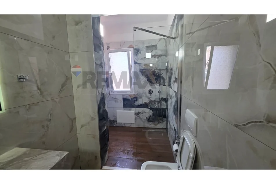 Vlore - Lungomare, jepet me qera garsonier Studio Kati 8, 42 m² 350 € (Rruga Reshat Osmani, Lungomare, Vlore)
