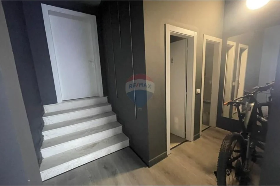 Tirane, jepet me qera , 210 m² 3.001 € 
