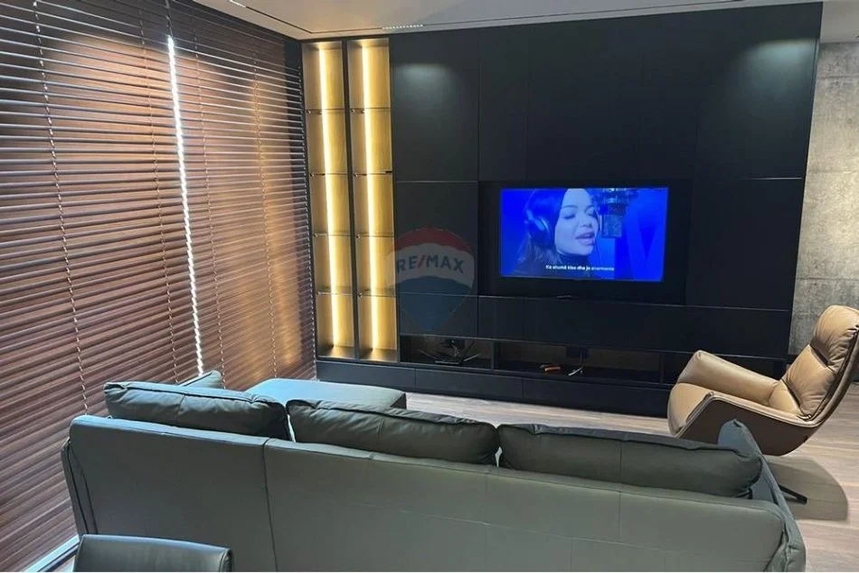 Tirane, jepet me qera apartament 2+1 Kati 4, 125 m² 1.100 € (kristal center)