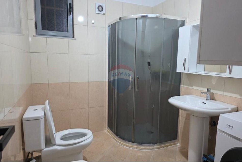 Tirane, jepet me qera apartament 2+1 Kati 3, 97 m² 500 € (Pallatet Cabej)