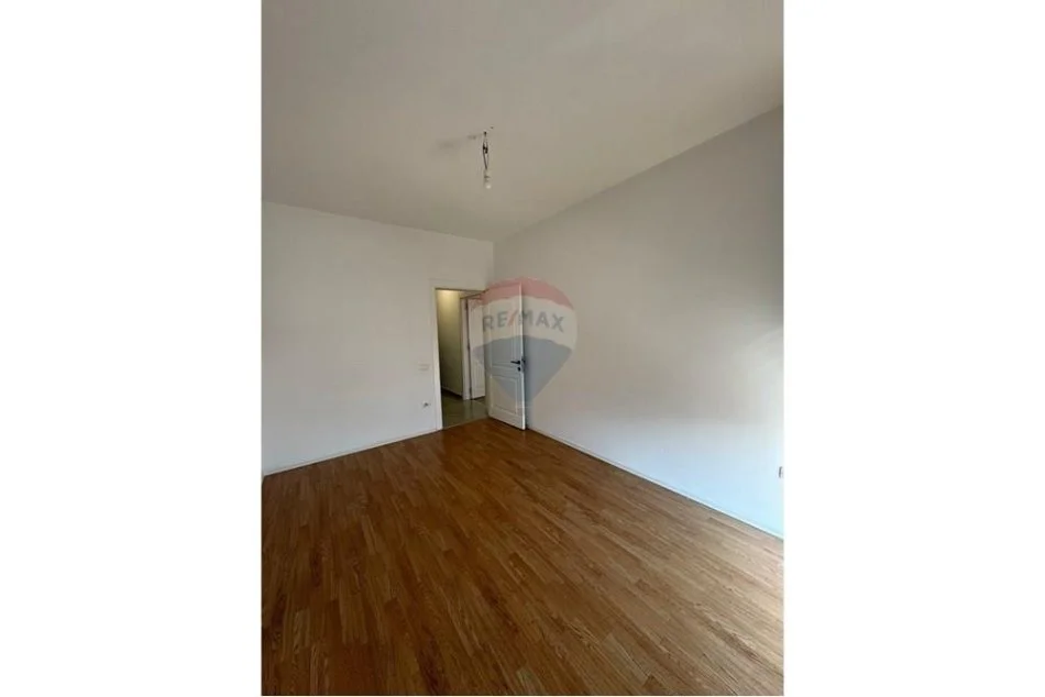 Tirane, jepet me qera apartament 2+1 Kati 3, 100 m² 700 € (Porcelan)
