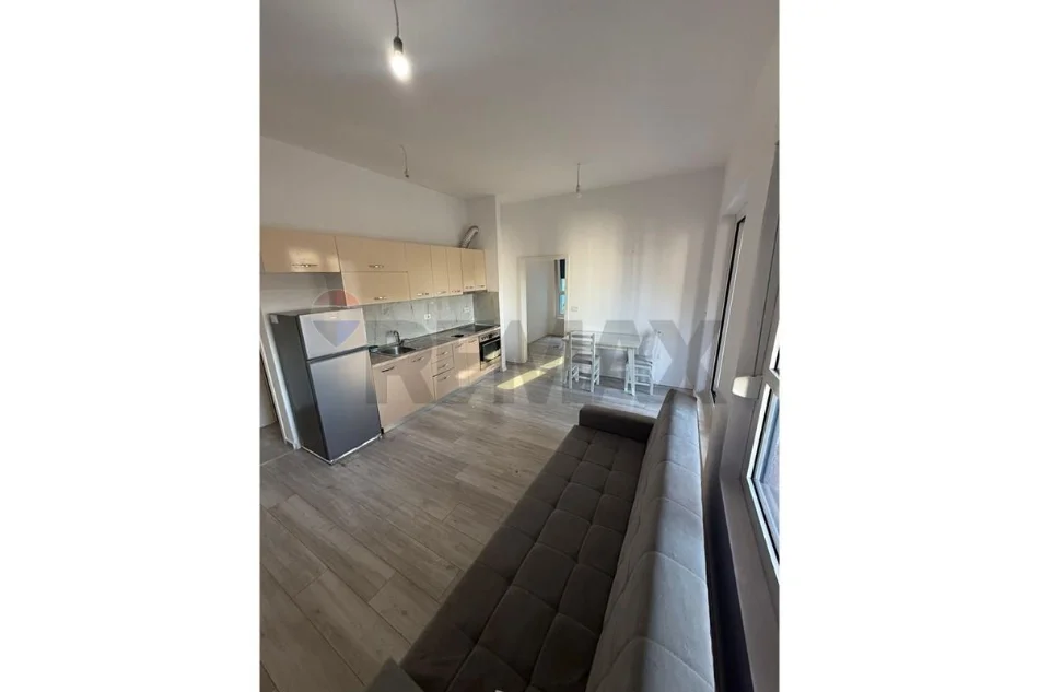 Tirane, jepet me qera apartament 1+1+Ballkon Kati 3, 56 m² 400 € (Kompleksi Mangalem)