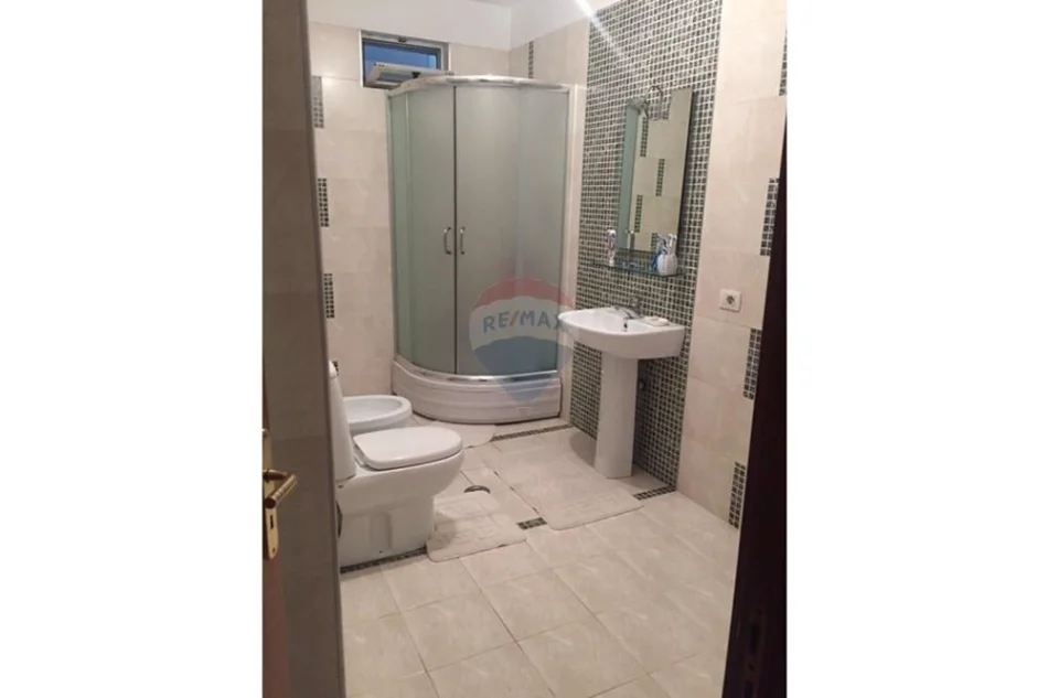 Tirane, jepet me qera apartament 1+1 Kati 5, 61 m² 650 € (Rruga Reshit Collaku)