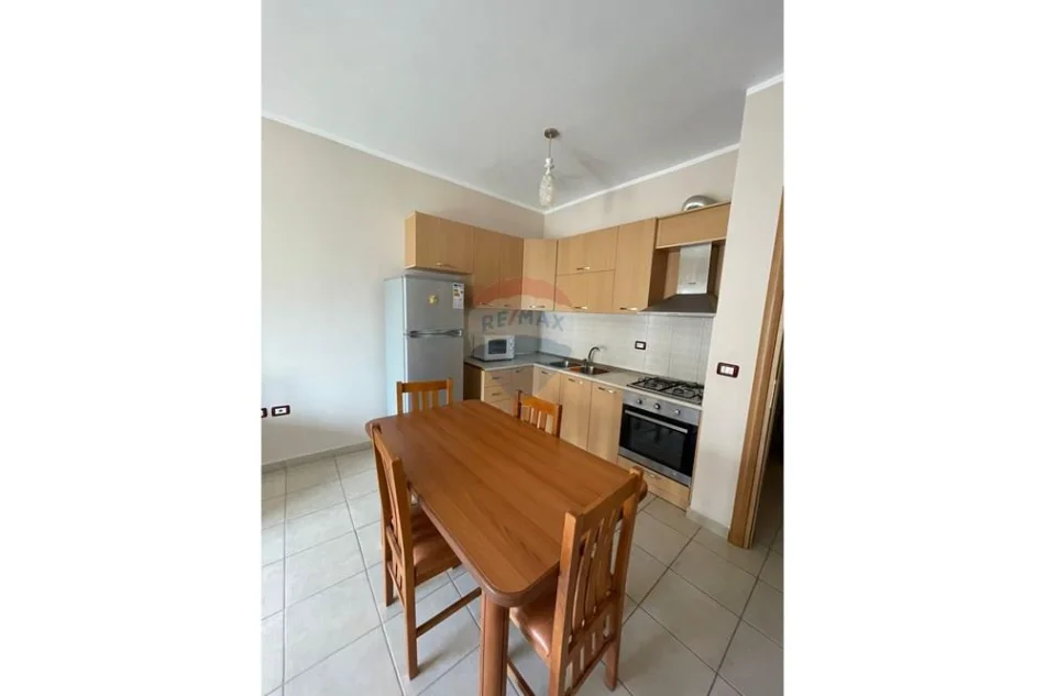 Vlore, jepet me qera apartament 1+1 Kati 6, 65 m² 350 € (Lungomare, Vlorë)