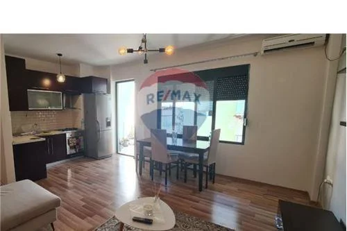 Tirane, jepet me qera apartament 2+1 , 