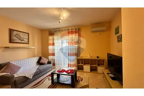 Tirane, jepet me qera apartament 1+1 Kati 3, 69 m² 580 € (pazari i ri)