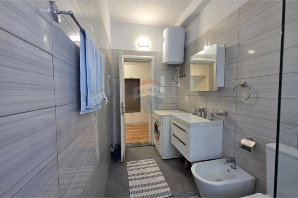 Tirane, jepet me qera apartament 2+1+Ballkon Kati 5, 87 m² 850 € 