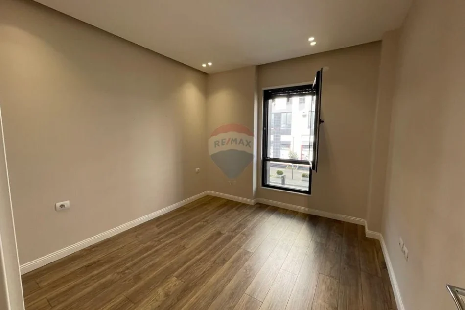 Tirane, jepet me qera ambjent biznesi Kati 2, 75 m² 80.000 € (Xhanfize Keko)