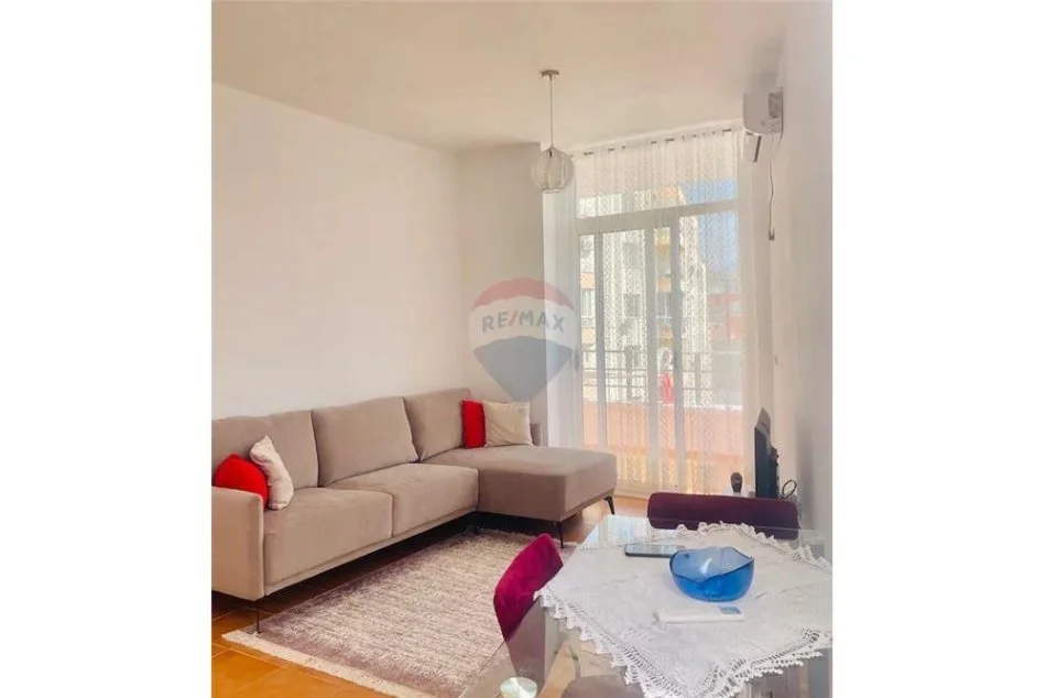 Tirane, jepet me qera apartament 1+1+Ballkon , 450 € 