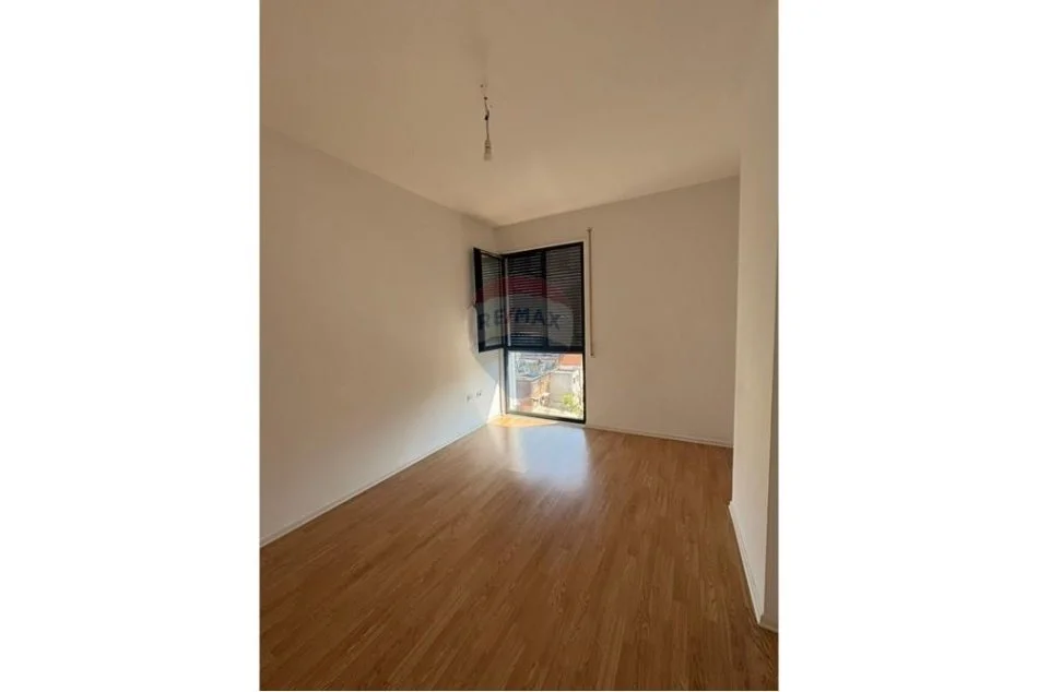 Tirane, jepet me qera apartament 2+1 Kati 3, 100 m² 700 € (Porcelan)
