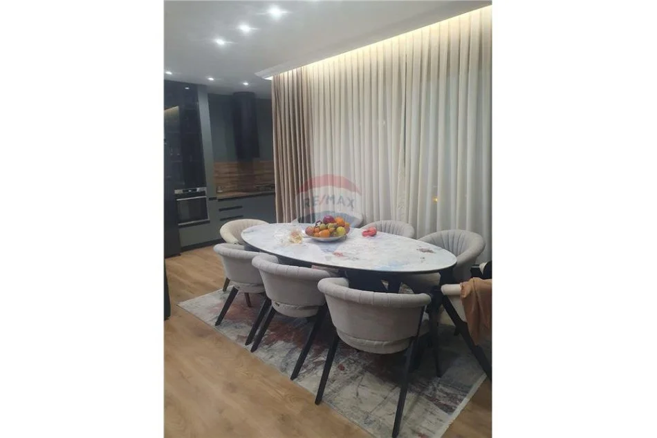 Tirane, shitet apartament 2+1+Ballkon , 138 m² 