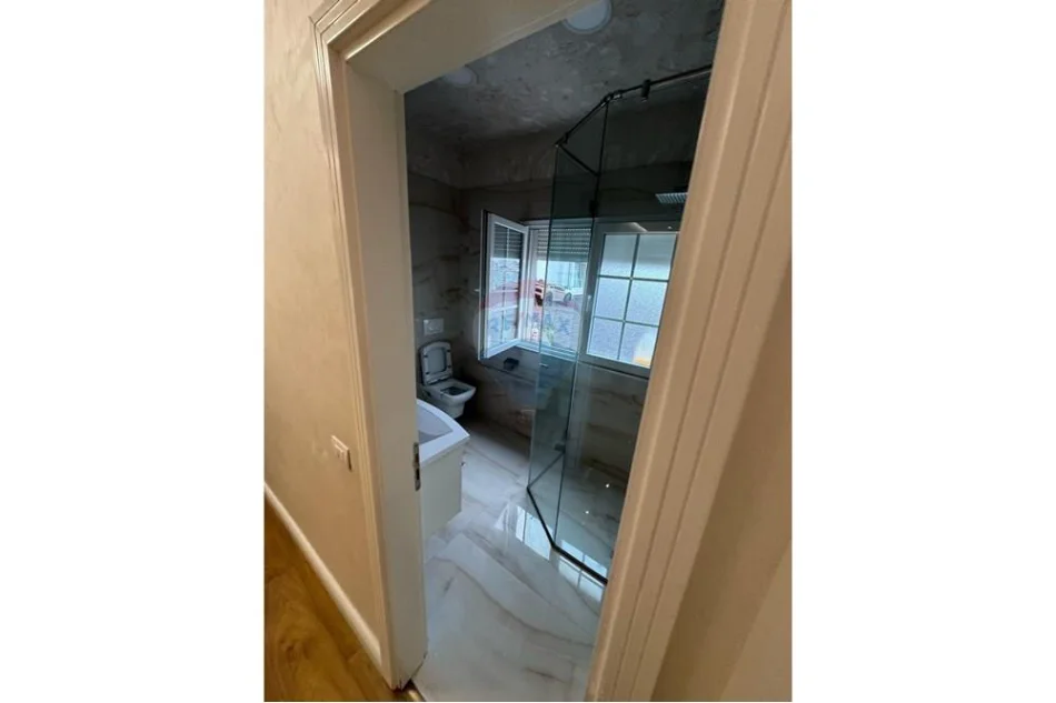 Tirane, shitet apartament , 198 m² 350.000 € 