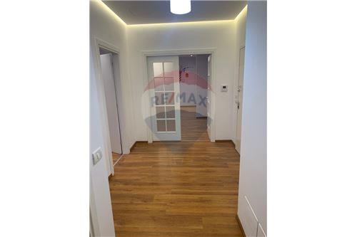 Tirane, jepet me qera zyre , 1.700 € 