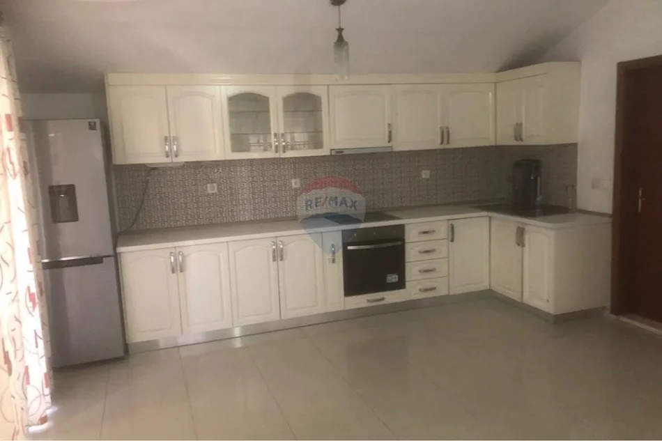 Tirane, jepet me qera apartament duplex 2+1 , 120 m² 650 € (Bill Klinton)