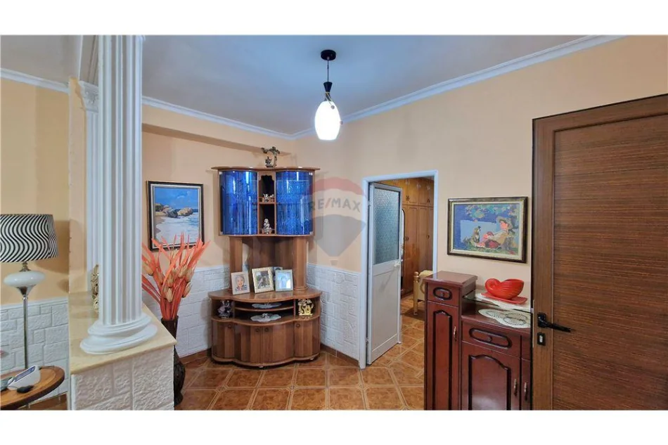 Vlore, shitet shtepi 2+1 Kati 1, 298 m² 115.000 € (Rruga Enver Jaho, Vlore)